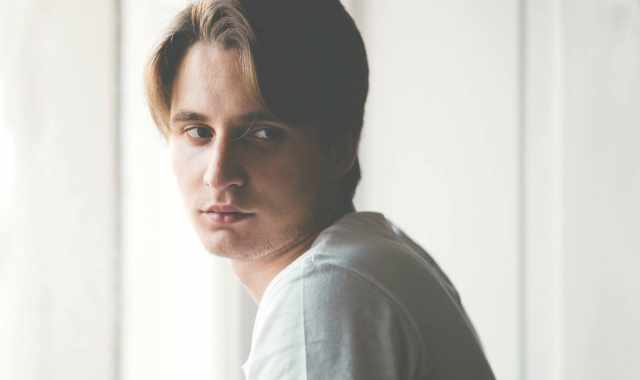 Simone De Vivo, scrittore 18enne: Ci nascondiamo in piccole matrioske